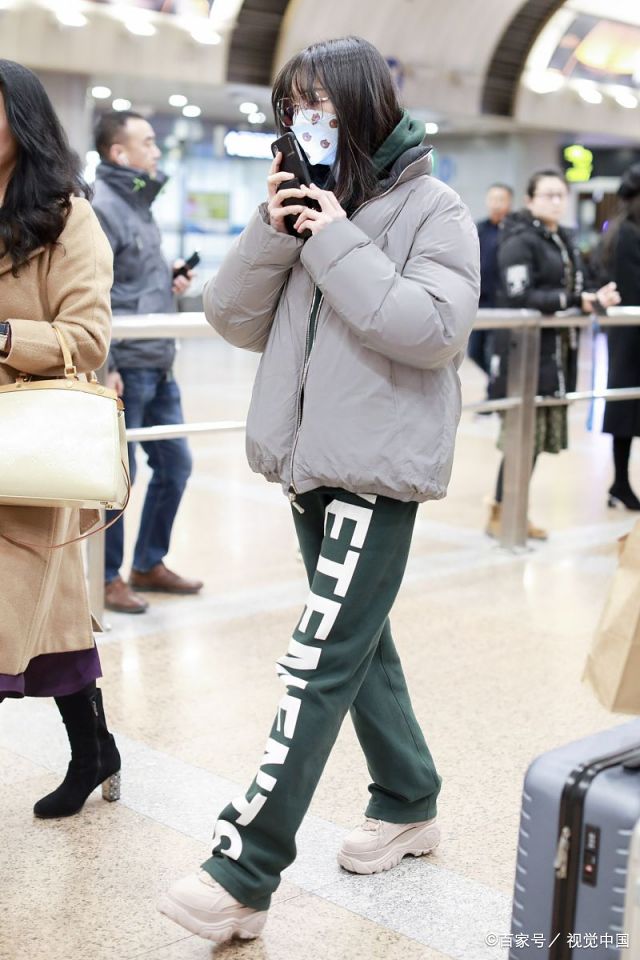 郑爽灰色羽绒服配运动裤现身机场,爸爸郑成华抢镜星味十足